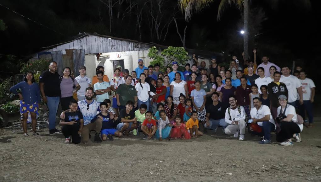 “Me parece que estoy soñando, pero luego veo los cables (del tendido eléctrico) y compruebo que es real”, dijo Hernández notablemente conmovido.