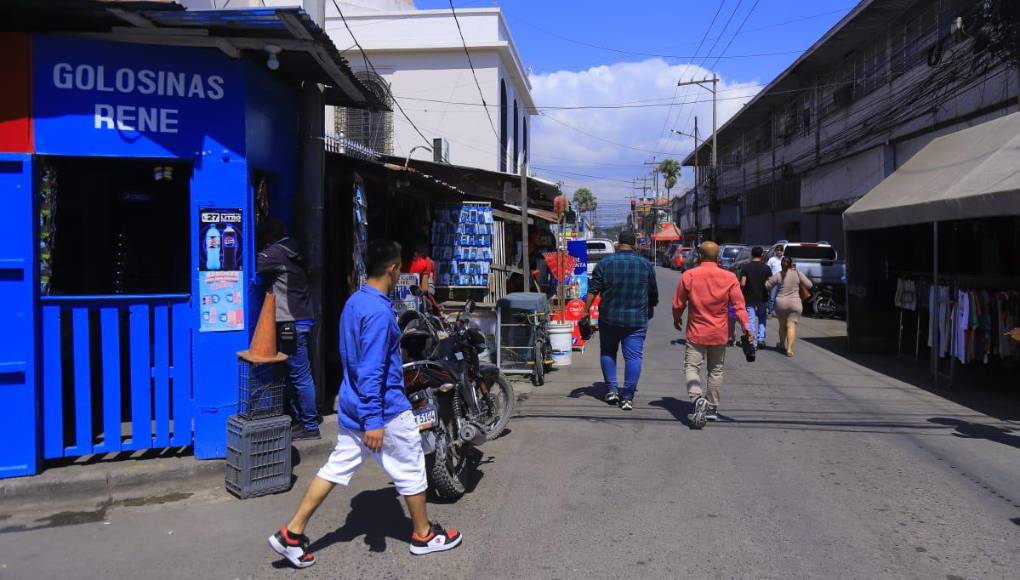 Hasta construcciones de cemento han hecho a vista y paciencia de las autoridades. Hay hasta barbería.