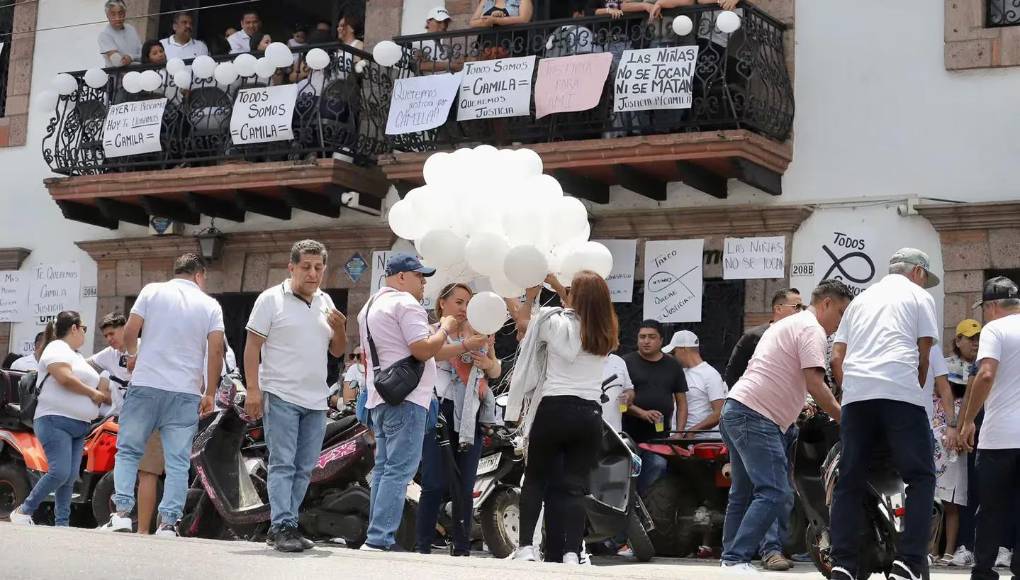 La pérdida de Camilia generó un impulso inmediato de solidaridad y duelo por parte de amigos y parientes, quienes recientemente se reunieron para rendirle un último homenaje mediante la liberación de globos blancos y flores.