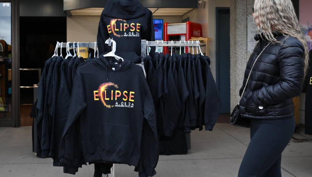 El Sol es unas 400 veces más grande que la Luna, pero está 400 veces más lejos, por lo que ambos parecen de tamaño similar.