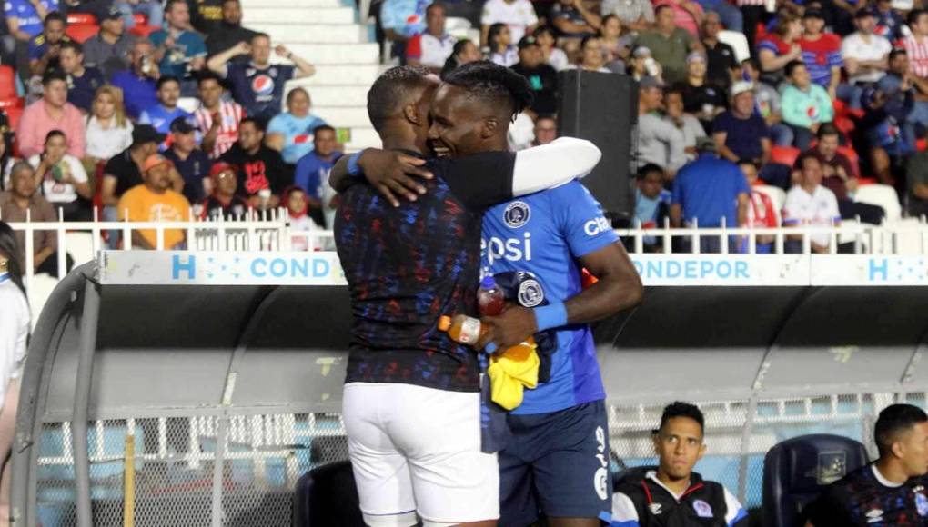Brayan Beckeles le dio la bienvenida a Román Rubilio Castillo con este cariñoso abrazo.
