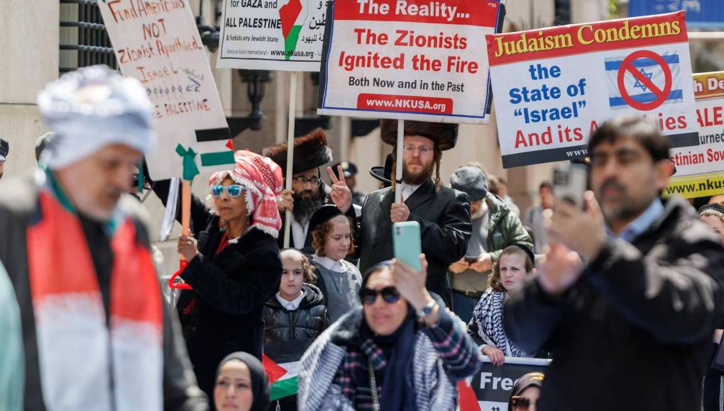 Los manifestantes, que han mantenido durante semanas campamentos en las instalaciones de los centros y han llegado a ocupar algunos de sus edificios, piden que las universidades estadounidenses dejen de invertir en empresas vinculadas a Israel.