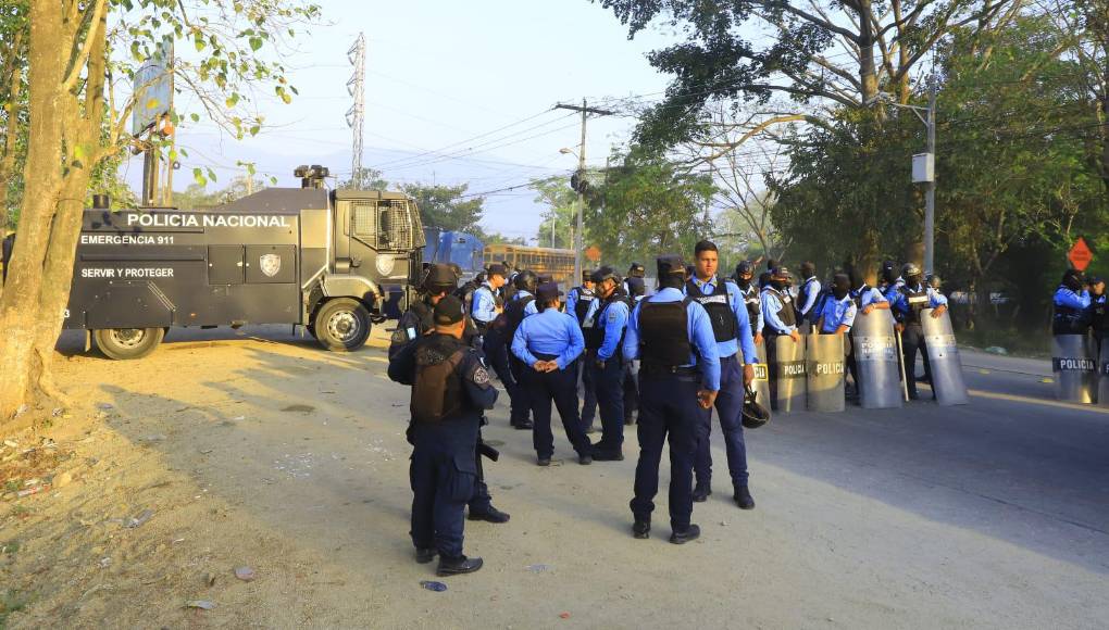 ¡Exigen obras! Imágenes que dejó la protesta de pobladores de Los Cármenes