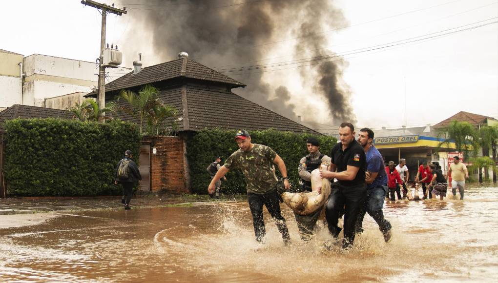 En medio de las labores de rescate, una fuerte explosión en una gasolinera dejó dos muertos en el norte de la ciudad.