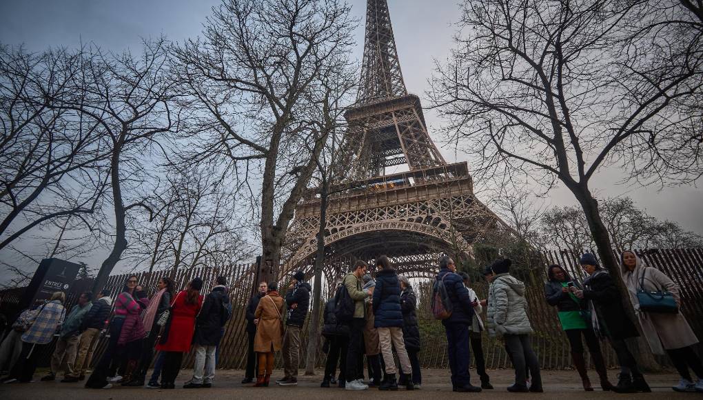 Las centrales consideran que el presupuesto para obras es insuficiente, teniendo en cuenta las necesidades para pintarla periódicamente, y al mismo tiempo que la estimación de los ingresos previstos es exagerada, ya que se basa en una hipótesis de 7,4 millones de visitas anuales, que no se ha conseguido nunca.