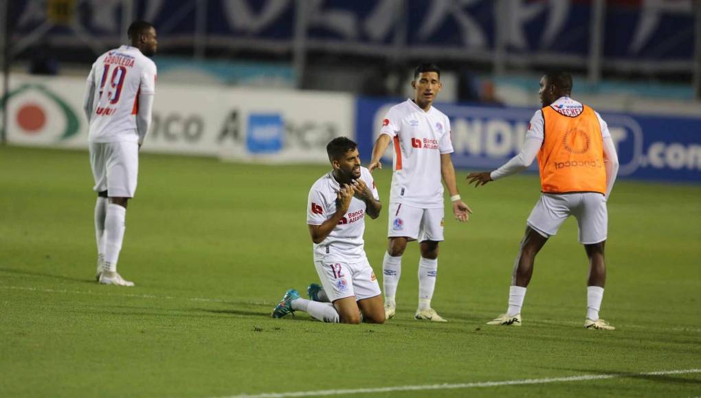 Gabriel Araújo celebrando su golazo de tiro libre. 