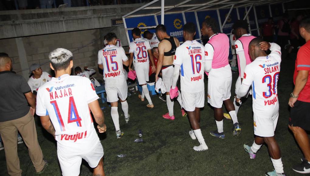 Tras 30 minutos de interrupción, el partido se dio por finalizado ya que según los estatutos de la Liga Nacional, al faltar 10 minutos del segundo tiempo, el juego puede darse por suspendido, pues se jugó tres tercios del partido.