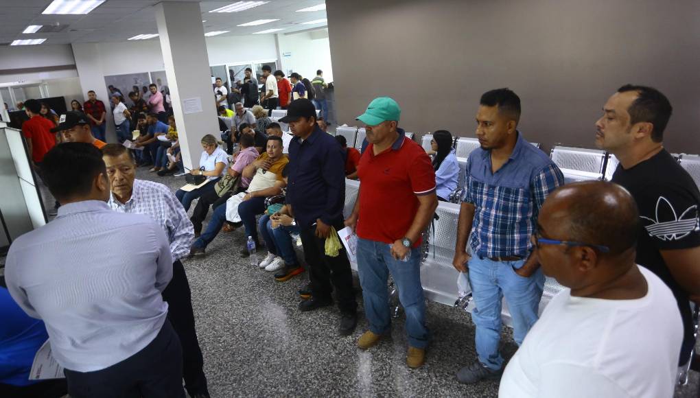 “No necesitan madrugar, venir a las cuatro de la mañana o cinco de la mañana, se les atenderá por orden de llegada, pero hay material para emitir las licencias”, indicó Pérez. 