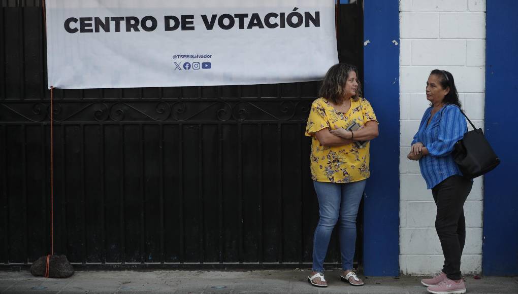 La oposición está hecha pedazos. Sus cinco candidatos apenas aparecen en las encuestas, incluidos los del izquierdista Frente Farabundo Martí (FMLN), Manuel Flores, y de la derechista Alianza Republicana Nacionalista (Arena), Joel Sánchez.