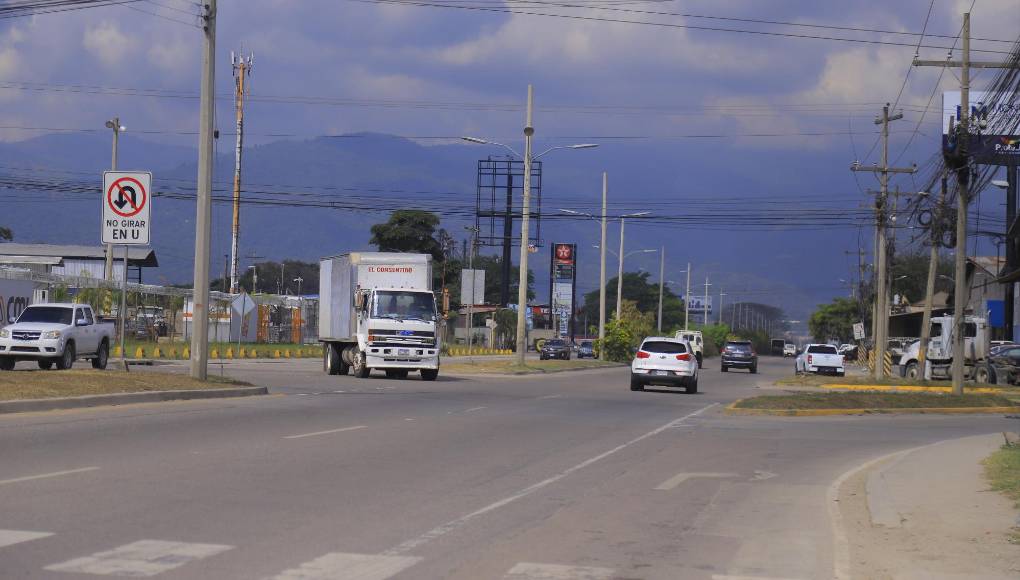 En la 33 calle, a la altura de la Ferretería Monterroso, los conductores que vienen de lado sur al este tienen que esperar que no venga carro cerca para cruzar al otro lado.