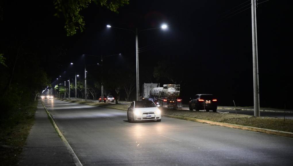 Sin embargo, a su llegada de viaje la noche de este miércoles 10 de abril, el alcalde Roberto Contreras se encontró con el bulevar a oscuras e hizo el reclamo en un video “pensando en un tren interoceánico de dos mil millones de dólares y no pueden alumbrar ni siquiera esta papada de bulevar”, reclamó el alcalde.