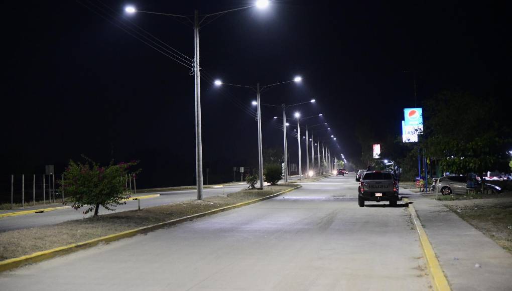 La importancia de iluminar el bulevar se enfatizó con la operatividad del aeropuerto 24/7, ya que hay aerolíneas que operan vuelos de media noche.