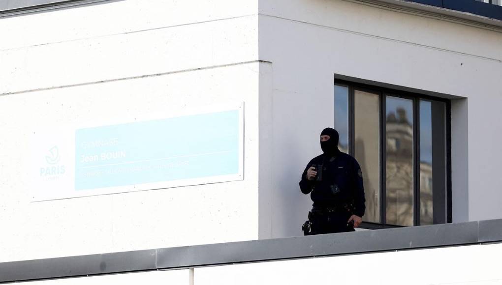 En un mensaje publicado en Internet, ISIS amenazó los estadios de fútbol de Madrid, Londres y París, donde se disputarán los partidos. En el Parque de los Príncipes, los medios de seguridad se reforzaron “considerablemente” al igual que en Madrid, para el partido entre el Atlético y Borussia Dortmund en la noche de este miércoles.