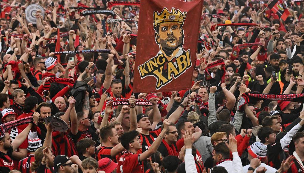 ”King Xabi”, son algunos de los carteles en homenaje al entrenador español que logró coronar al equipo en su segundo torneo.