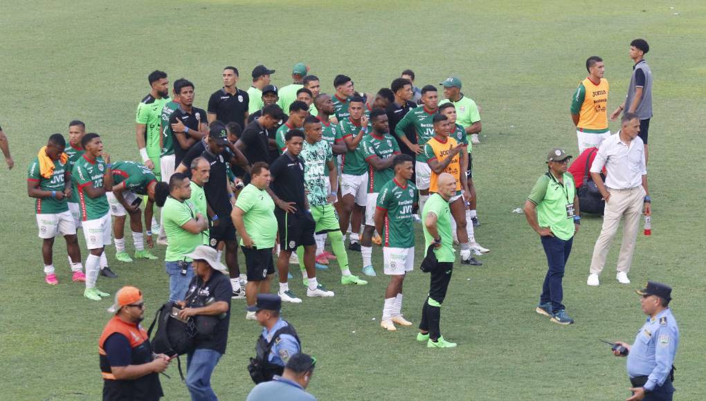 Los futbolistas no pudieron ocultar su tristeza tras perder la final ante Olimpia.