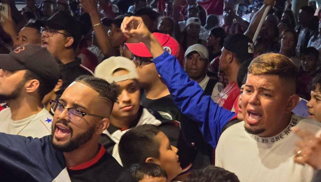 Cientos de aficionados del Olimpia se hicieron presentes en el hotel de concentración de los jugadores para apoyar a los jugadores en la previa del partido. 