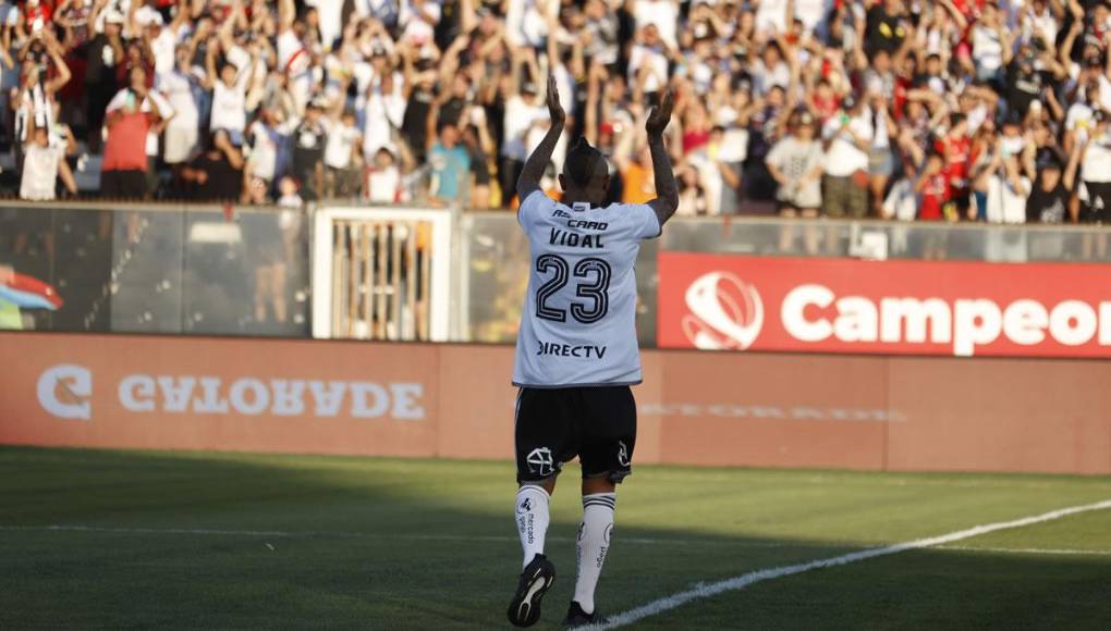 Arturo Vidal recibió una impresionante bienvenida por los aficionados del Colo Colo.