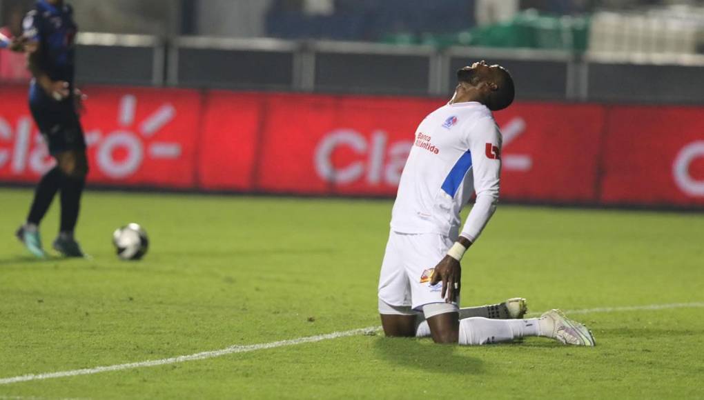 Yustin Arboleda se lamenta por una ocasión perdida del Olimpia en el área de Motagua.