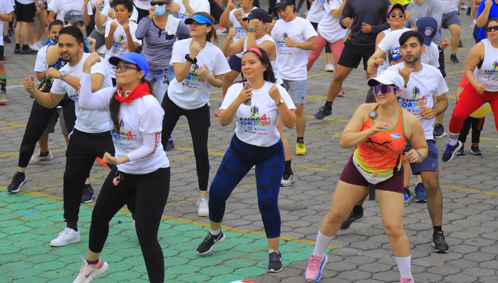 Como zumba para calentar previo a la carrera 