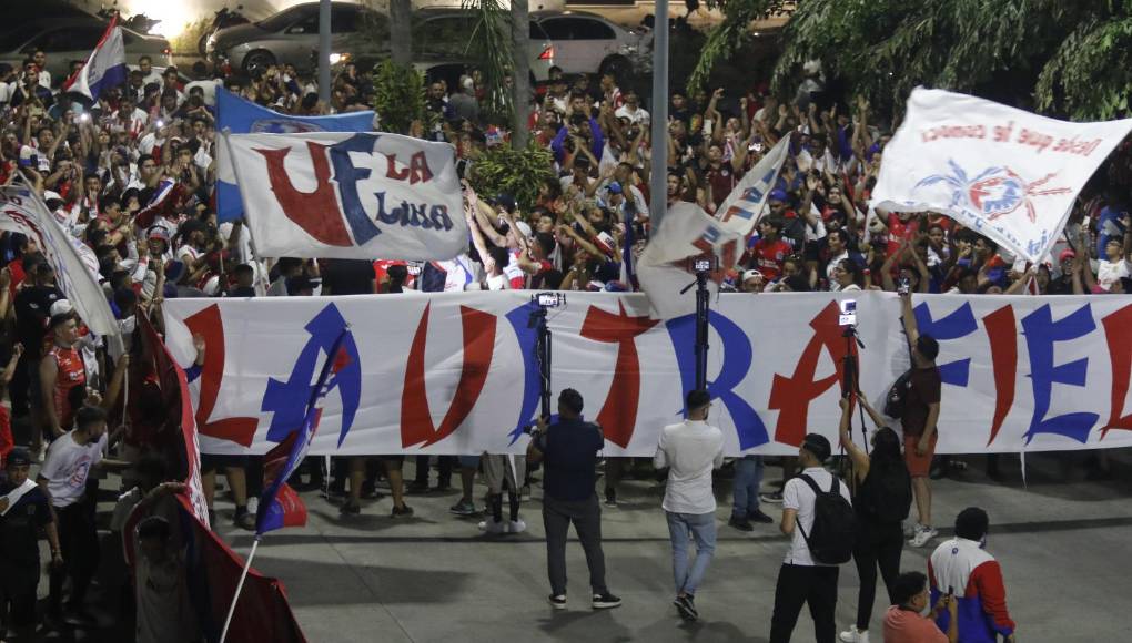 En un tremendo ambiente, los aficionados del conjunto Albo con cánticos hicieron tremendo ‘show’ en San Pedro Sula a la espera del club.