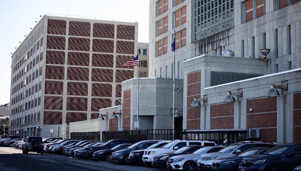 Para realizar una visita es imprescindible obtener una previa aprobación. Juan Orlando Hernández únicamente puede ser visitado por alguien que haya sido incluido en su lista y la Oficina Federal de Prisiones (BOP) le hayase otorgado la autorización correspondiente.Siguiendo el mismo procedimiento que el resto de los reclusos, el expresidente tuvo que establecer su lista de visitantes a través de un formulario cuando recién llegó. Acto seguido, completó su sección del formulario y envió una copia por correo a cada posible visitante. Los visitantes potenciales, a su vez, debieron ocuparse de llenar todos los campos restantes del informe. Este meticuloso proceso asegura que únicamente personas debidamente autorizadas tengan acceso a los reclusos, garantizando la seguridad y el control de las visitas en la institución.