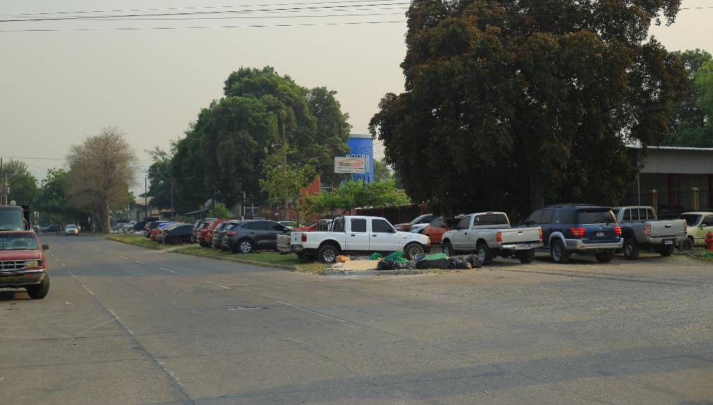 En la 10 calle por ejemplo, los dueños de autolotes tienen ocupada la mediana y parte de la calle donde han estacionado carros.