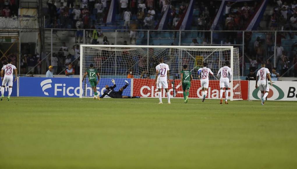 El penal de Alexy Vega para el empate del Marathón contra el Olimpia.