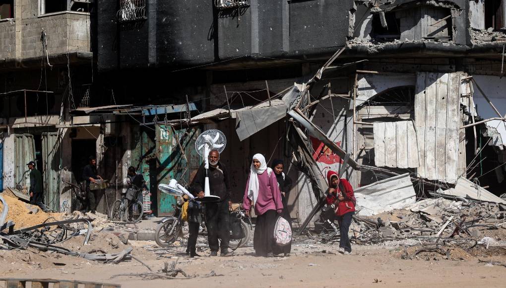 Los combatientes palestinos capturaron también a 250 personas, de los cuales 129 siguen retenidos en <b>Gaza</b>, incluyendo 34 que se cree han muerto, según las autoridades israelíes.