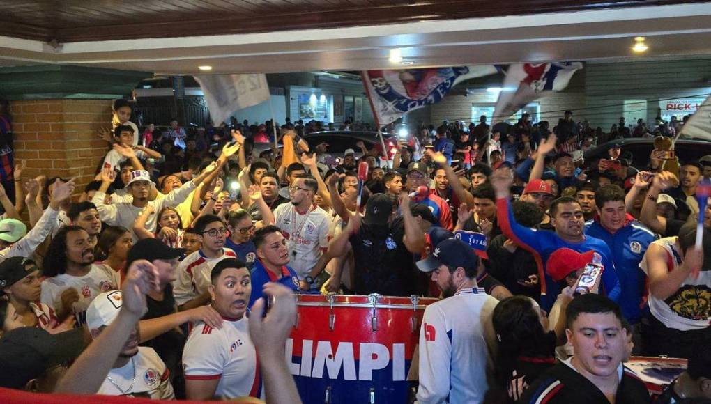 Con bombos y cánticos, los aficionados del Olimpia se hicieron presentes en el hotel de concentración.
