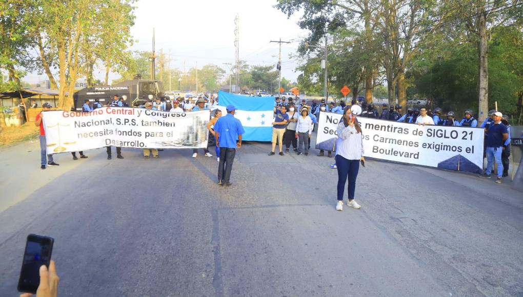 Los demandantes se aglutinaron en el acceso a Los Cármenes, a escasos metros del segundo anillo periferíco. 