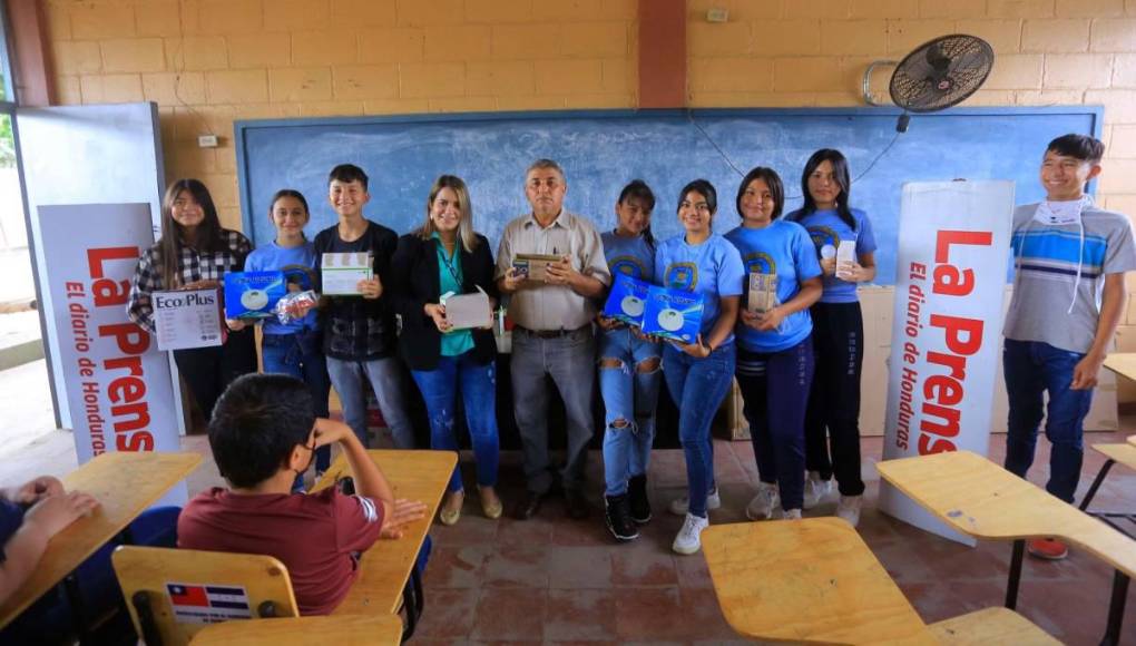 En el centro básico Simón Azcona, LA PRENSA en alianza con el Colegio de Arquitectos de Honduras, la Embajada de Taiwán y Distribuidora Industrial, construyeron el muro perimetral, donaron pupitres, pintaron las aulas e instalaron un nuevo sistema eléctrico, ya que las tormentas Eta y Iota habían arrasado con todo.