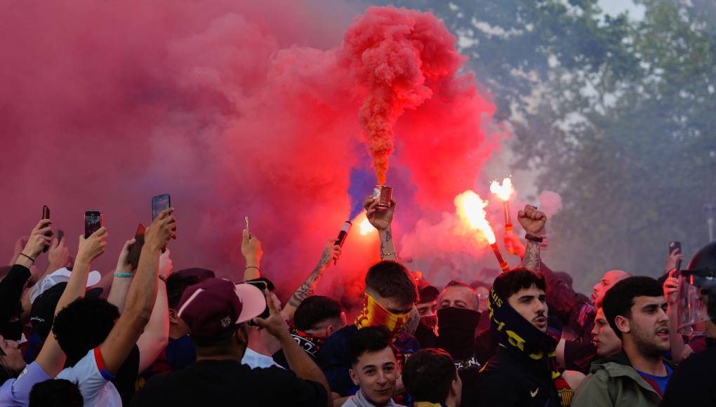 Seguidores del FC Barcelona reciben al autobús que transporta a los jugadores antes del inicio del encuentro de vuelta correspondiente a los cuartos de final de la UEFA Liga de Campeones. 