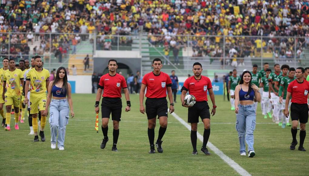Momento que ingresaron al estadio las plantillas del Génesis y Marathón junto a la cuarteta arbitral. 