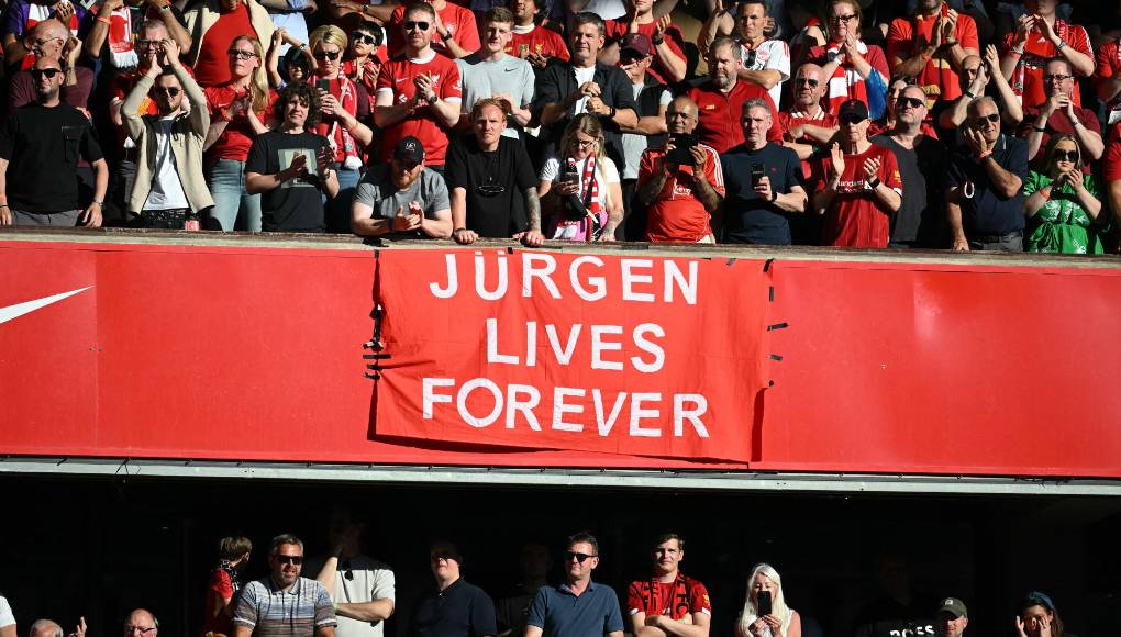 Sin duda alguna, la afición del Liverpool mostró su agradecimiento con el entrenador alemán en su adiós como DT del club. 