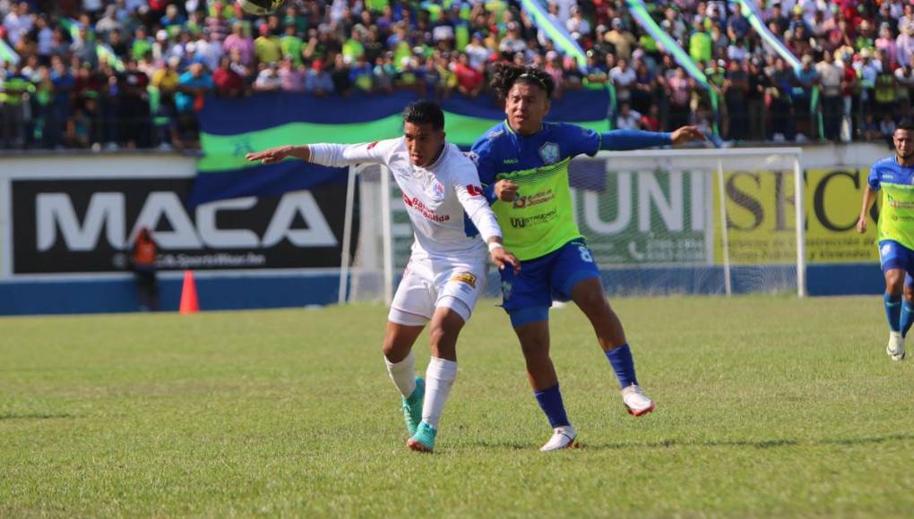 Michaell Chirinos y Henry Gómez disputando el balón en el partido de la jornada 15.