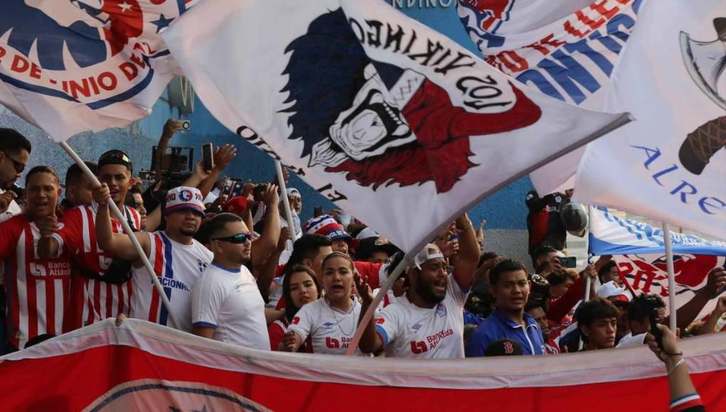 La Ultra Fiel se luce en su caminata y el Olimpia hace una espectacular entrada al Estadio Chelato Uclés previo a enfrentar al Real España por el duelo de repechaje.