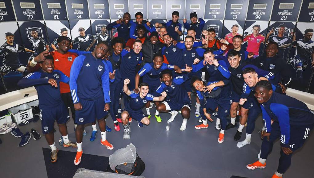 Alberth Elis se tomó esta fotografía con todos sus compañeros de equipo. La felicidad del grupo por ver bien al hondureño es al máximo.