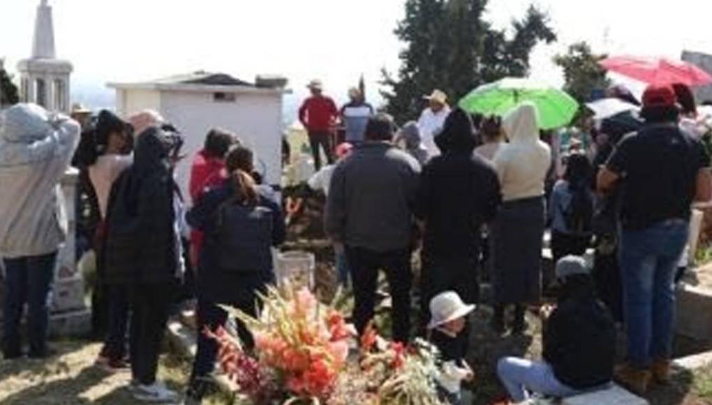 El lunes, Melany fue sepultada junto con su abuela.