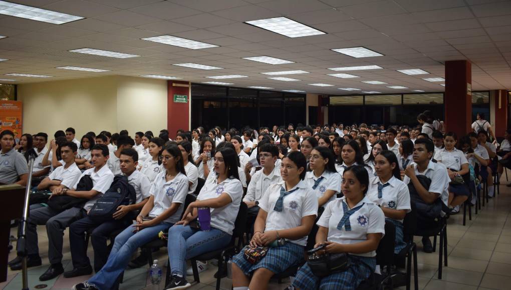 Este año, la Feria Pedagógica fue todo un éxito, más de 1,000 estudiantes llegaron a las intalaciones de la UPNFM-SPS para conocer las diferentes carreras y programas que oferta la universidad.