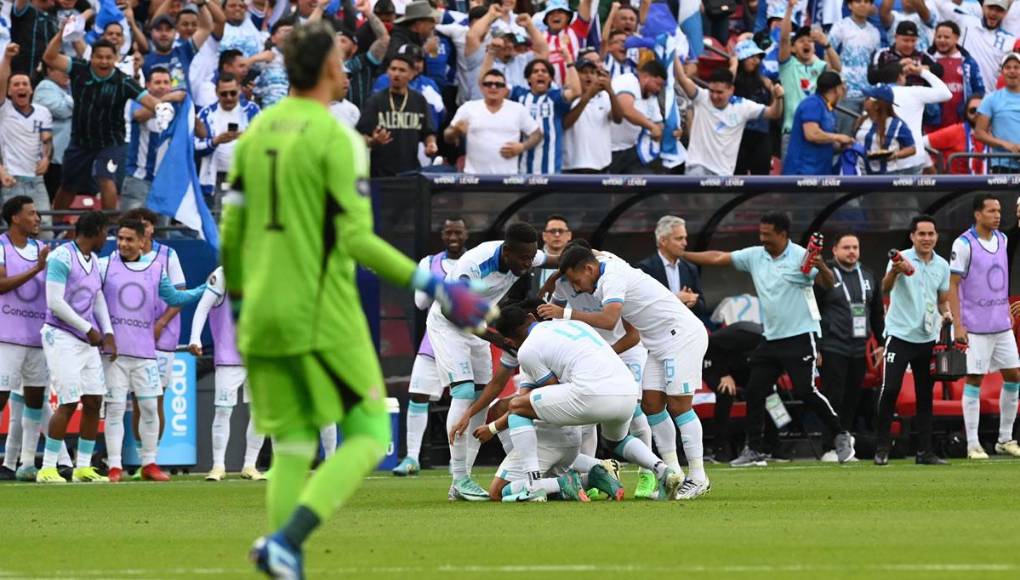 Los seleccionados hondureños festejando el golazo de Michaell Chirinos, que superó a Keylor Navas.