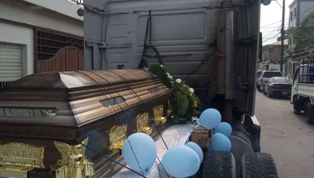 El hondureño, quien se ganaba la vida como conductor de equipo pesado, regresaba de celebrarle el cumpleaños a su madre cuando al pasar por la residencial San Carlos de Choloma, un grupo de militares le pidió pararse 