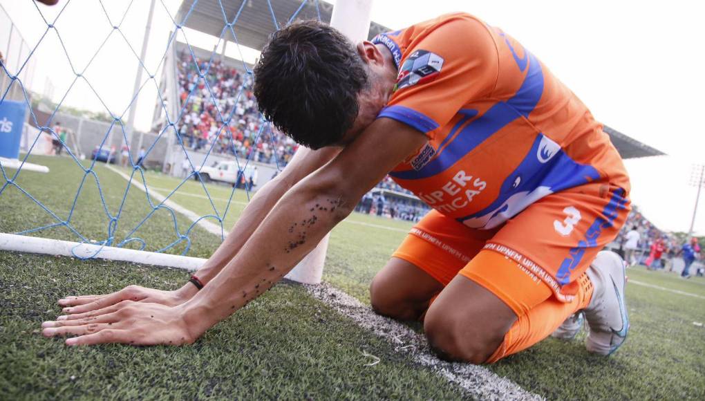 Las lágrimas tampoco faltaron en los futbolistas de la UPNFM tras finalizar el partido. 