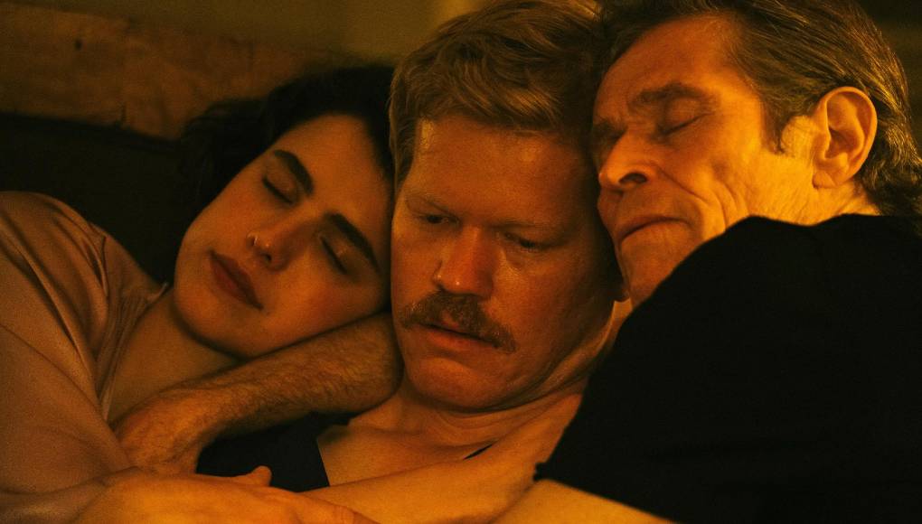 ‘Kind of Kindness’ es como una “fábula tríptica”, consta de tres historias distintas pero conectadas de manera laxa. El primer segmento, “La muerte de R.M.F.”, sigue a un hombre que busca tomar el control de su propio destino después de separarse de su poderoso jefe. El segundo, “R.M.F. está volando”, muestra a un hombre plagado de sospechas de que su cónyuge, que ha regresado recientemente después de haber sido reportado como desaparecido, es un impostor. El segmento final, “R.M.F. come un sándwich”, gira en torno a la búsqueda de una mujer para encontrar a un enigmático líder de un culto que se cree que es un guía espiritual destinado a grandes cosas. Así la describe el sitio web especializado de críticas de cine Tomatazos,