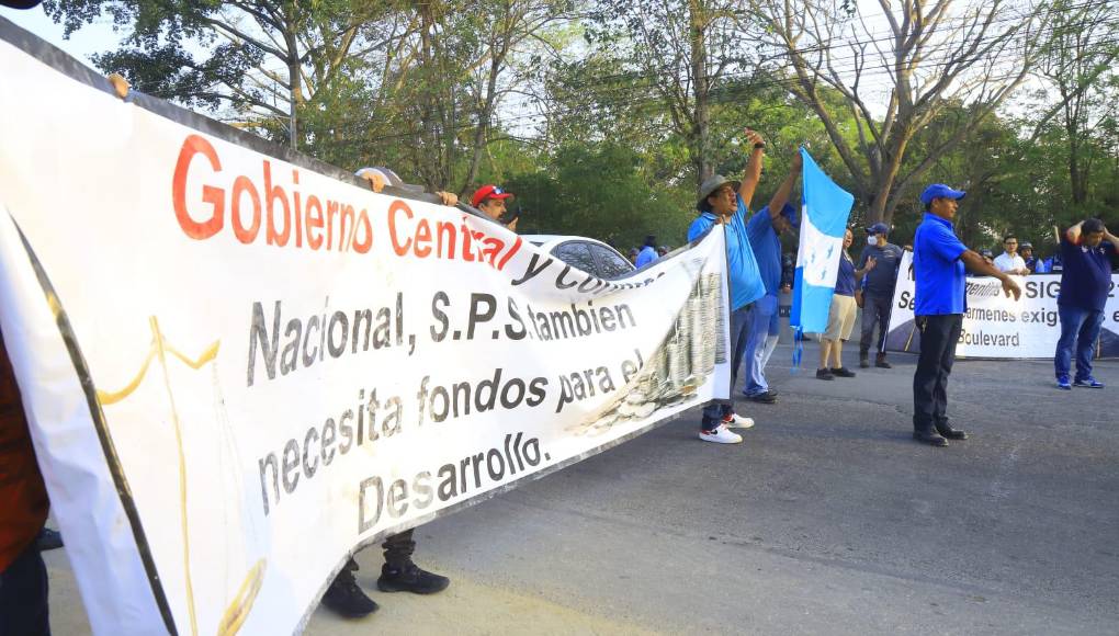 Los manifestantes hicieron un llamado al Gobierno y Congreso Nacional para que agilicen la aprobación de las obras y luego se inicie con los trabajos de construcción. 