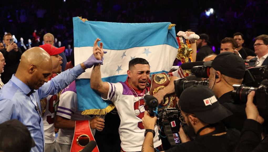 ¡Entre lágrimas y con la Bandera de Honduras de fondo! La gran postal del catracho tras retener el Título Mundial del Peso Superligero del Boxeo.