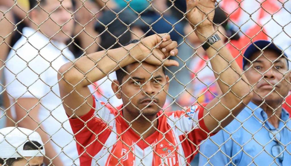 La tristeza era evidente en el rostro de los aficionados del Vida.