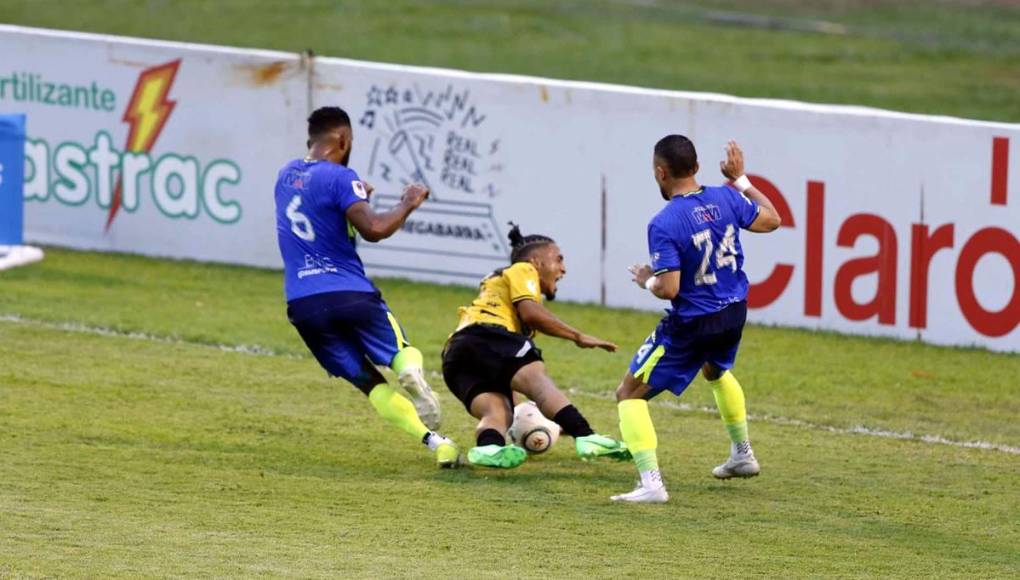 Kennedy Rocha se dejó caer en el área en una acción con Omar Elvir y el árbitro Selvin Brown pitó el penal para el Real España.