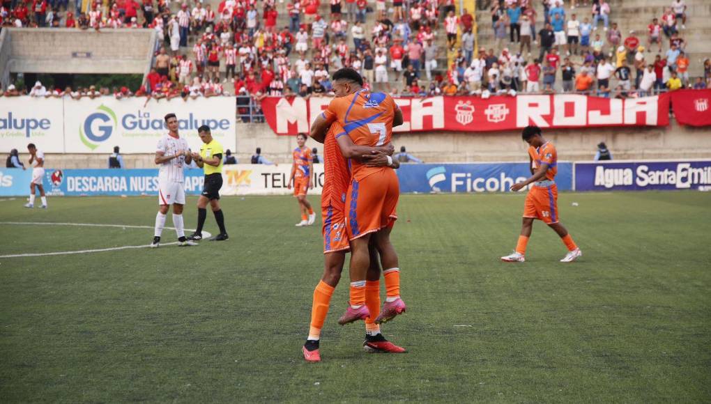 Por su parte, los universitarios festejaron de manera eufórica la salvación. 