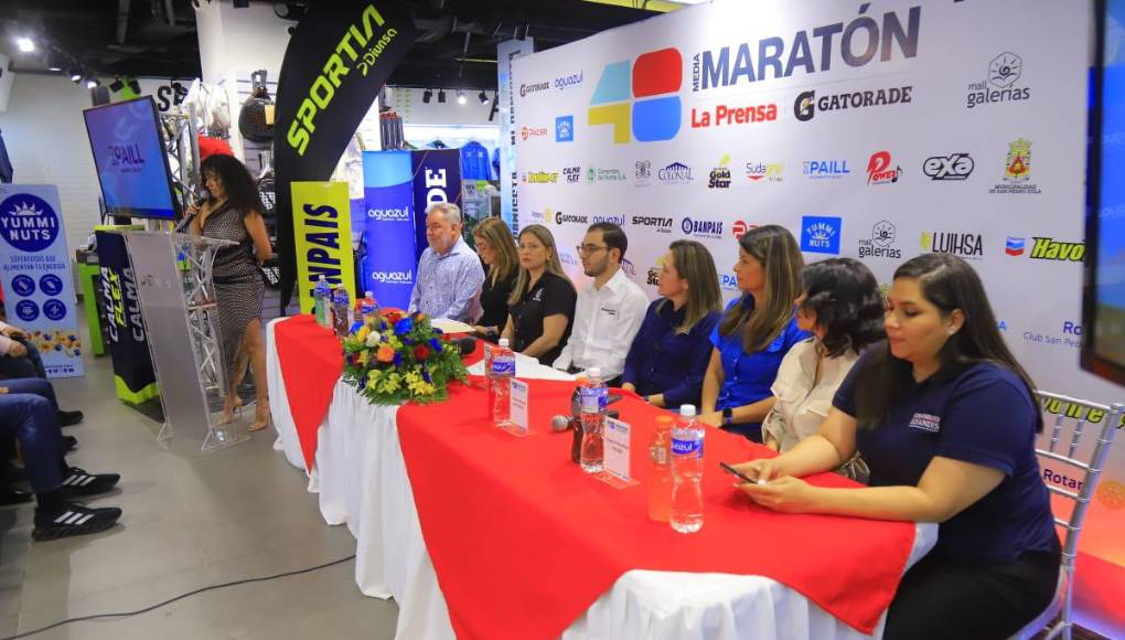 Ejecutivos de las empresas patrocinadoras presidieron la mesa de honor.