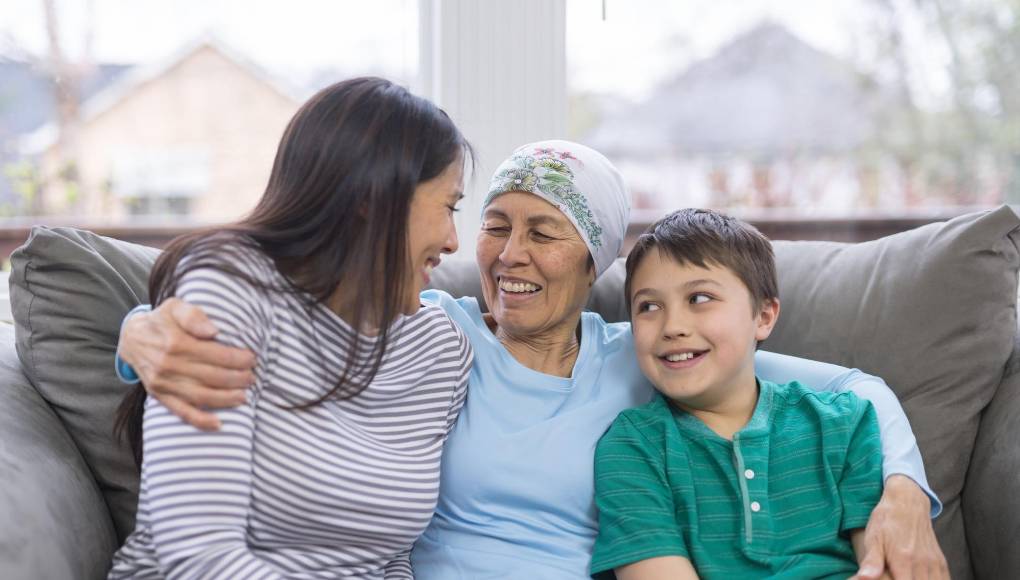 ¿Cómo afecta el cáncer de mama a los familiares y cómo deben apoyar?